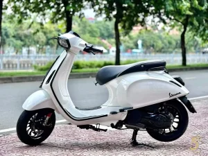 Những chi tiết ốp carbon và tem cờ Ý tạo nên sự đẳng cấp cho Vespa Sprint Carbon