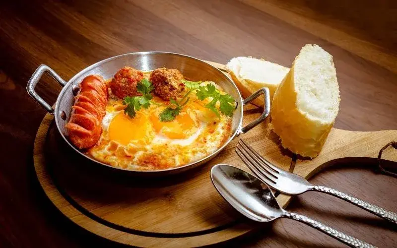 Một dĩa bánh mì chảo Sài Gòn đầy đủ topping