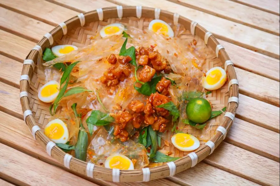 Một dĩa bánh tráng trộn Sài Gòn đầy đủ topping