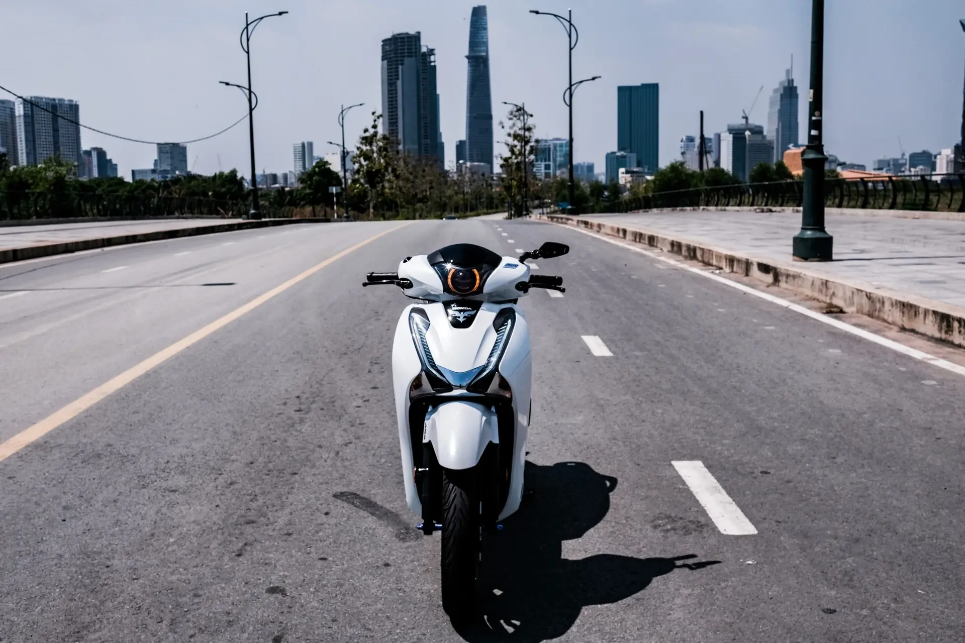 Một người đang chăm sóc chiếc xe SH 150i màu đỏ