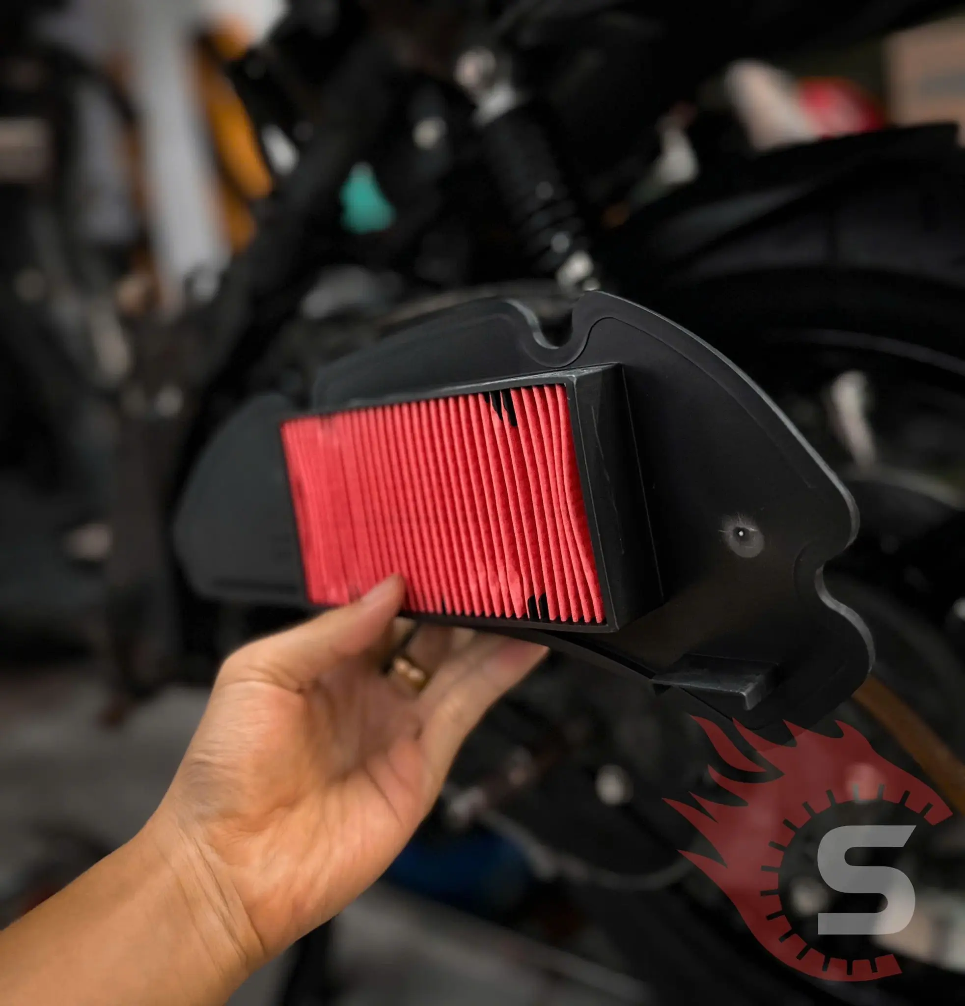 Một người đang chăm sóc chiếc xe SH 2016 màu đen