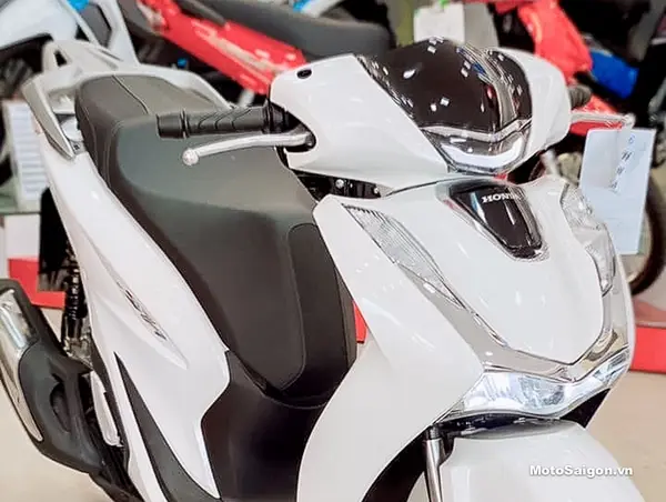 Một người đang chăm sóc chiếc xe SH 2020 màu trắng