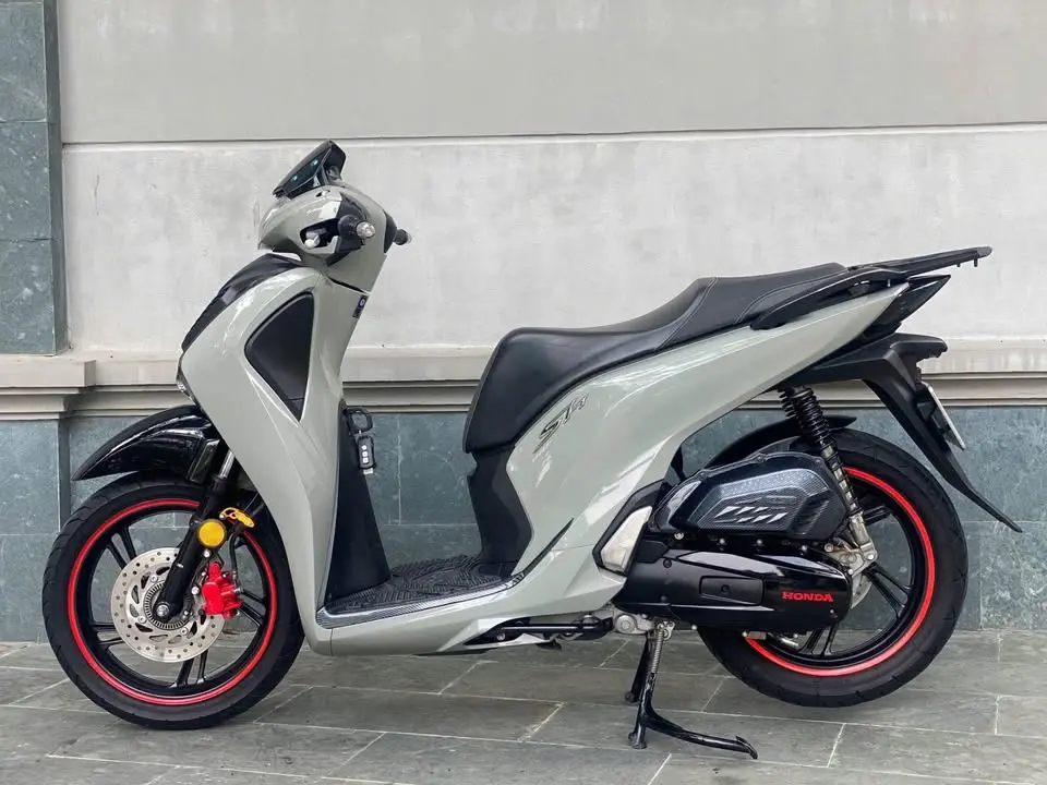 Chi tiết heo dầu và logo màu đỏ trên xe Honda SH Sporty