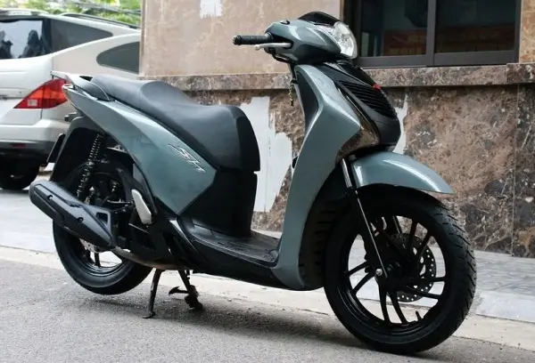 Chi tiết lớp sơn xám xi măng trên dàn áo xe SH 2019