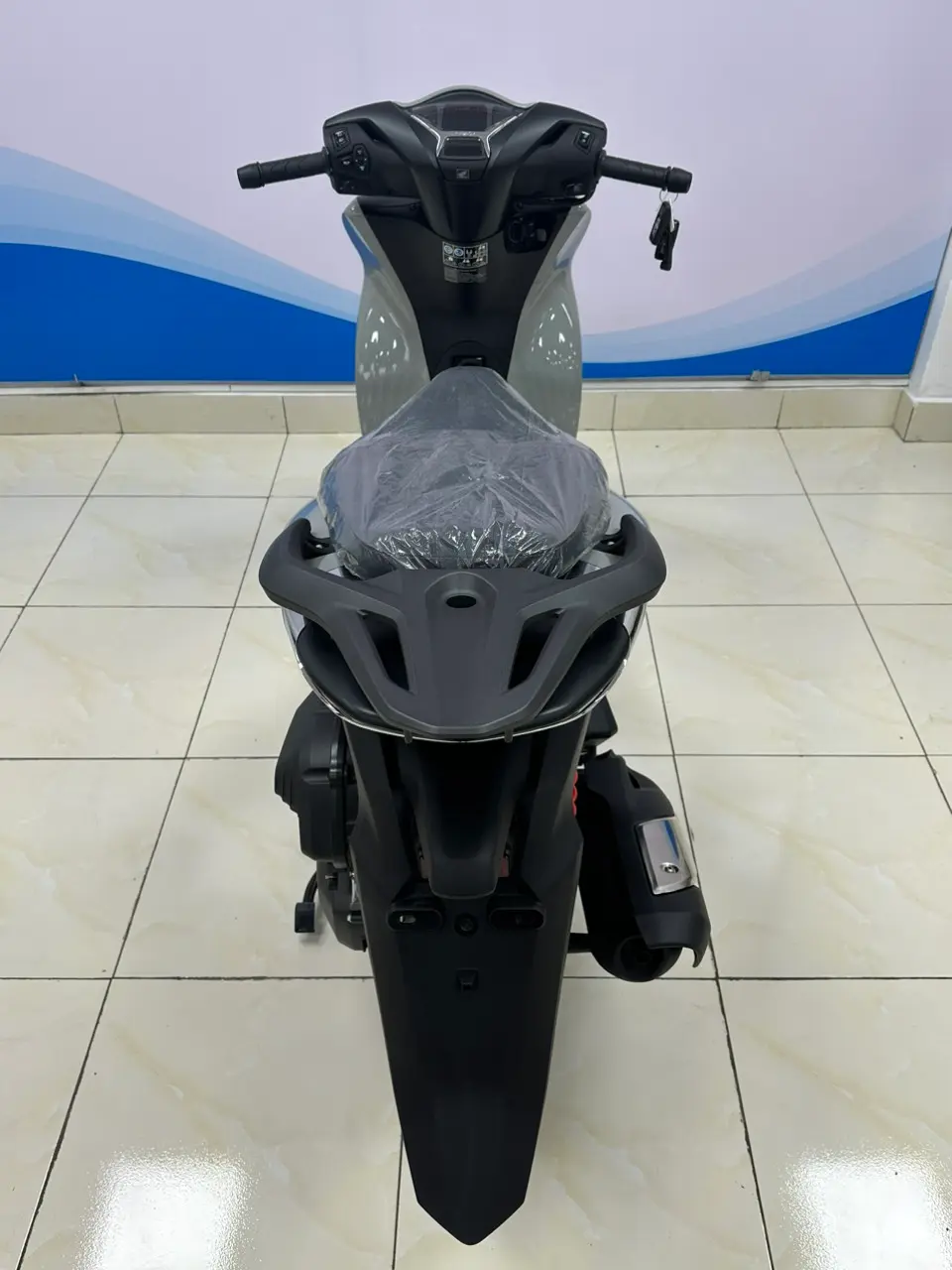 Chi tiết lớp sơn xám xi măng trên dàn áo xe SH 2020