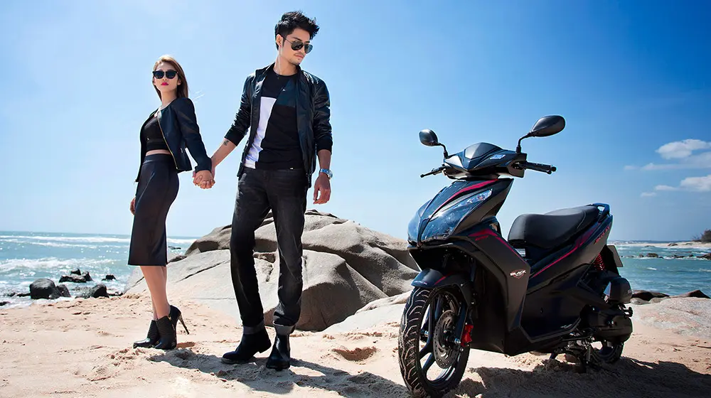 Chi tiết thiết kế đầu xe và tem xe của Honda Air Blade 2015