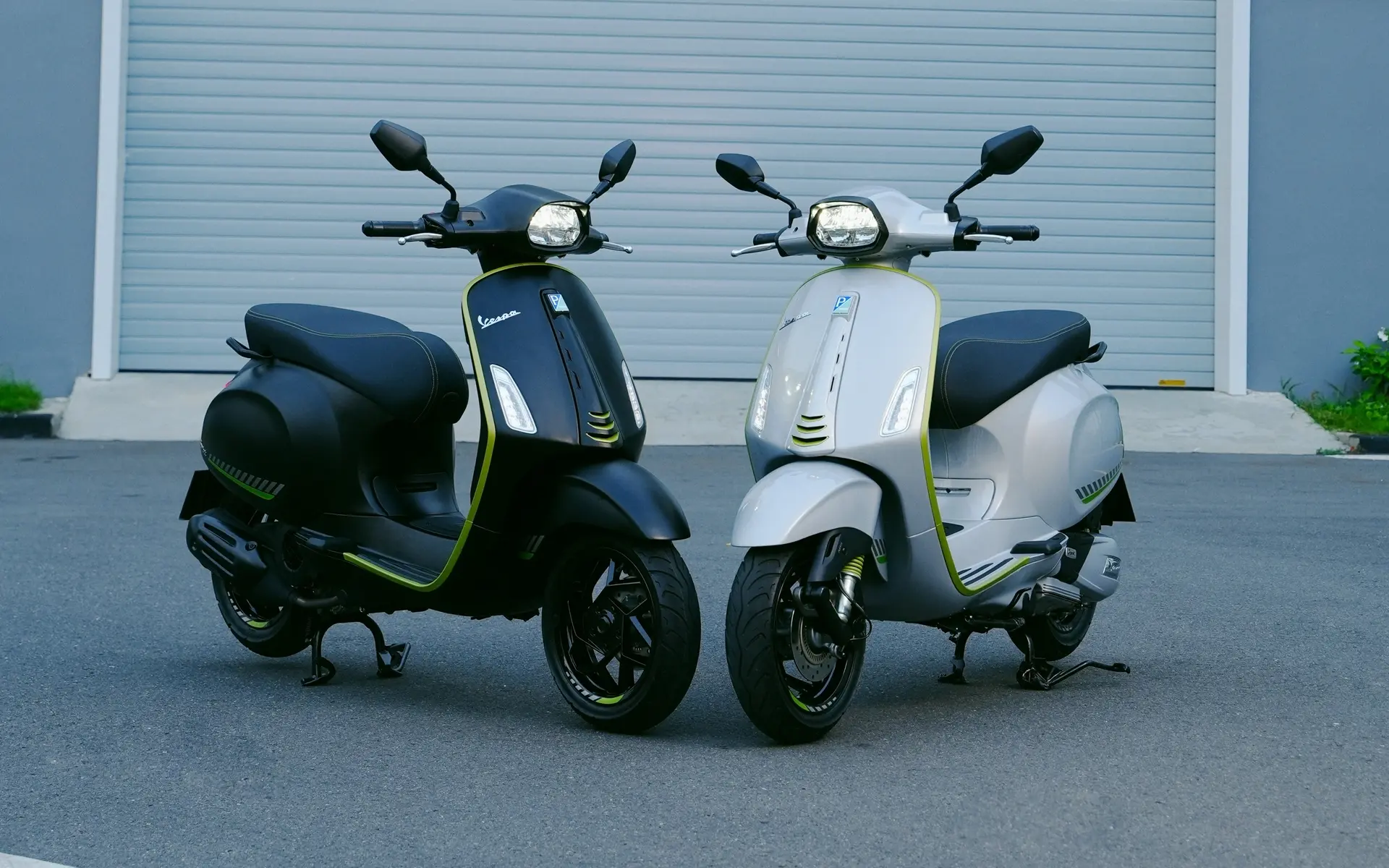 Chi tiết đèn pha lục giác và vành xe 12 inch của Vespa Sprint 2015