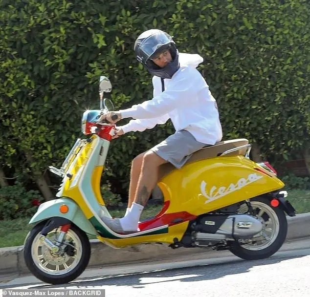 Chi tiết họa tiết ngọn lửa trên xe Vespa Justin Bieber