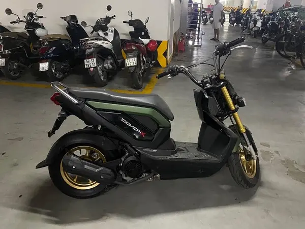 Một chiếc xe Zoomer 110 cũ được tân trang để bán