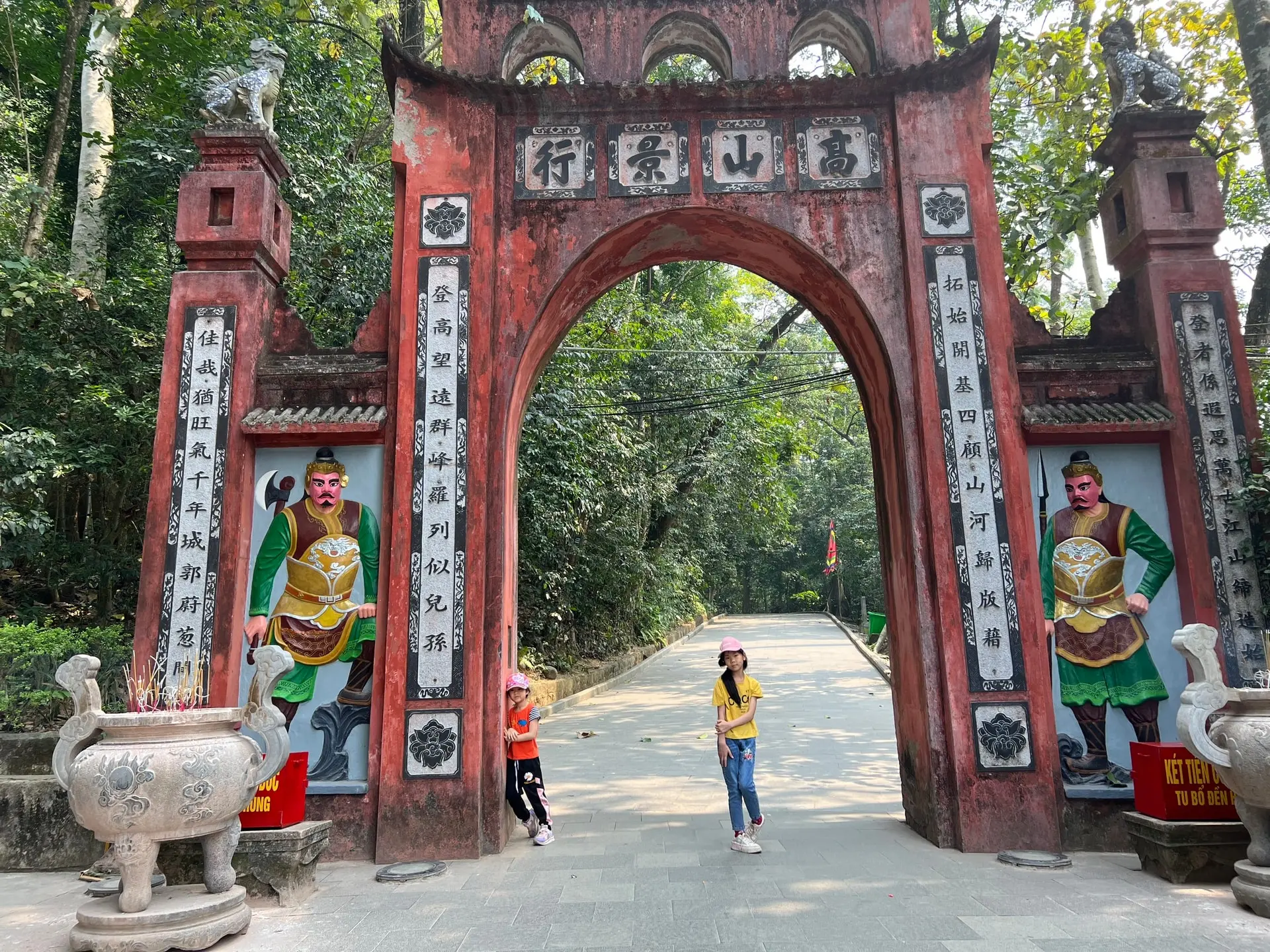 Cổng chính của Khu di tích lịch sử Đền Hùng