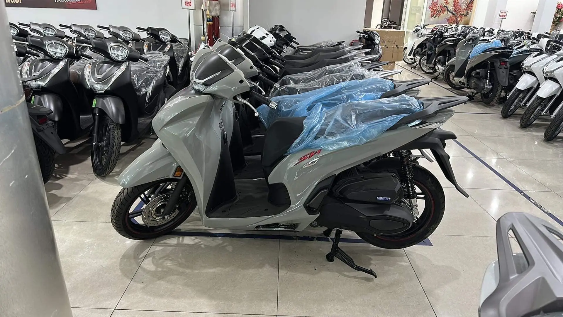 Việc đánh giá đúng tình trạng xe sẽ giúp bạn trả lời câu hỏi "SH 350i giá bao nhiêu?"