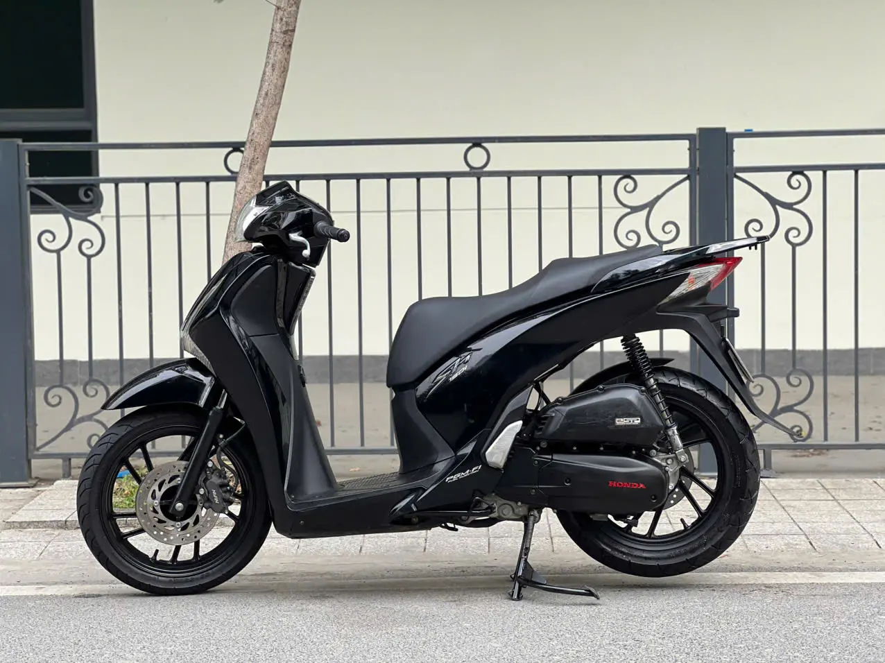 Xe Honda SH 150i 2016 màu đen mạnh mẽ và cổ điển