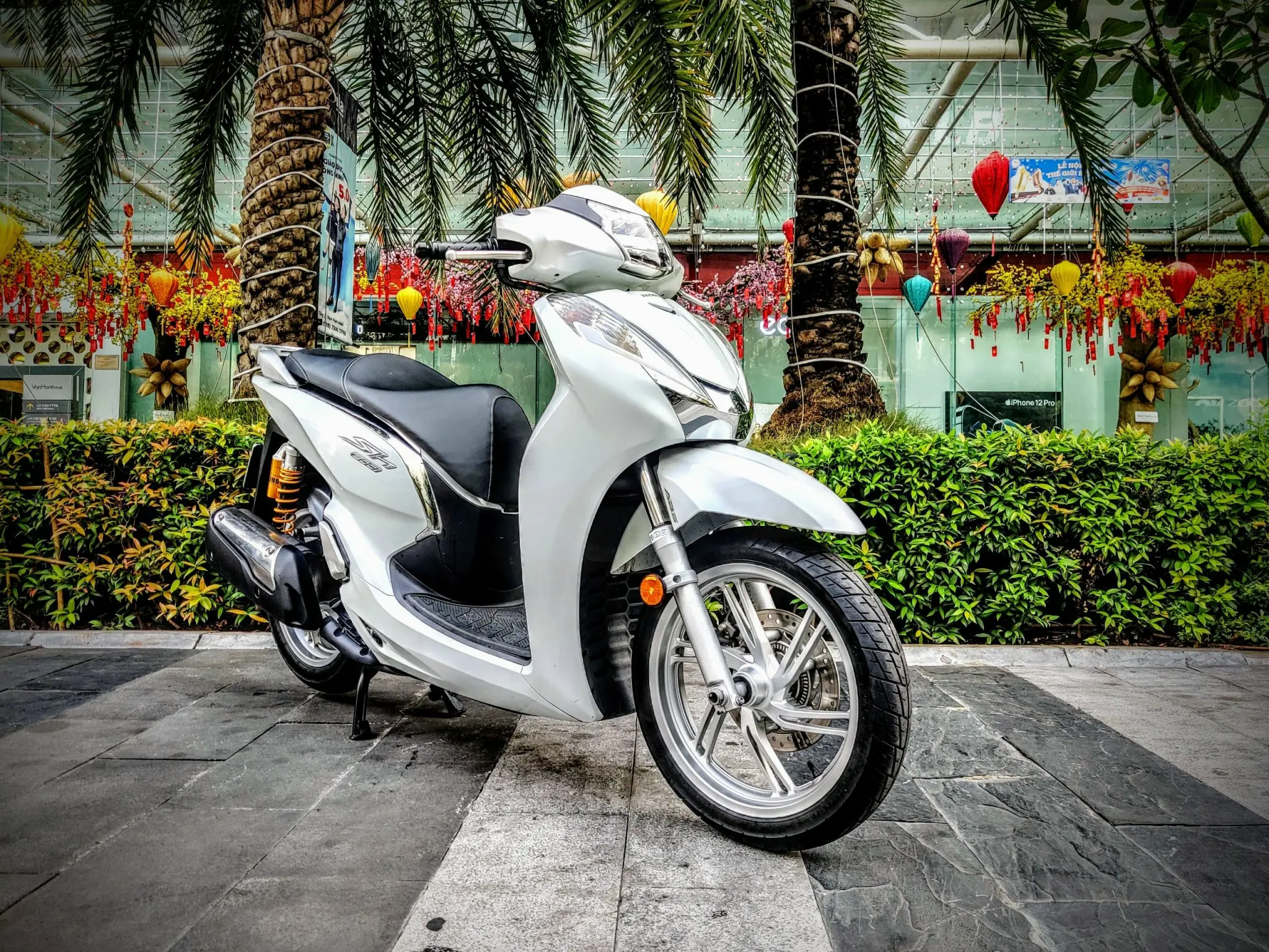 Xe Honda SH 2016 màu trắng với thiết kế Ý cổ điển và thanh lịch