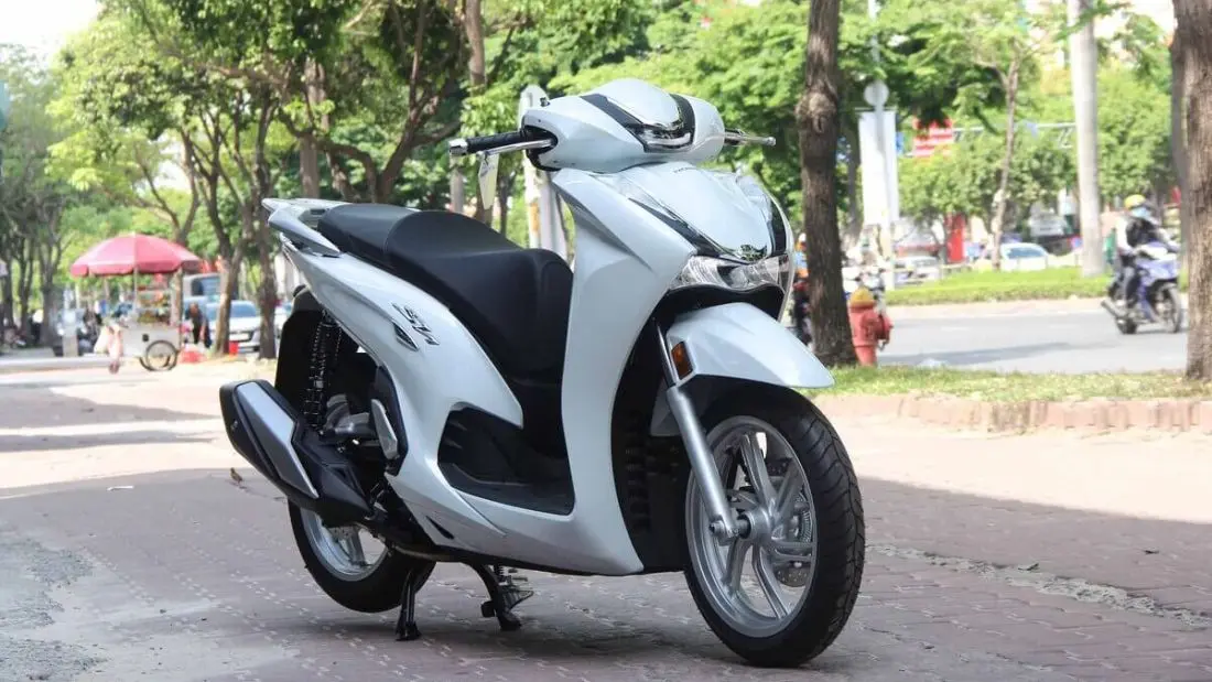 Xe Honda SH 350i màu xám xi măng đang di chuyển trên đường phố