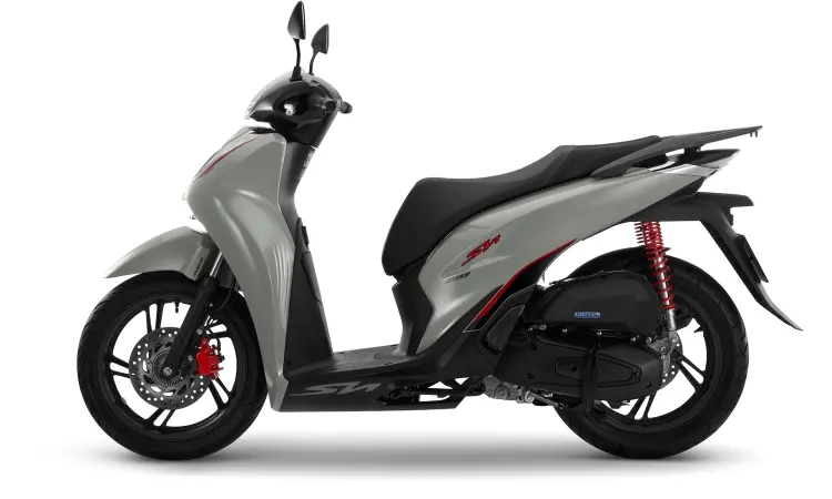 Honda SH cũ màu trắng đang được trưng bày tại cửa hàng