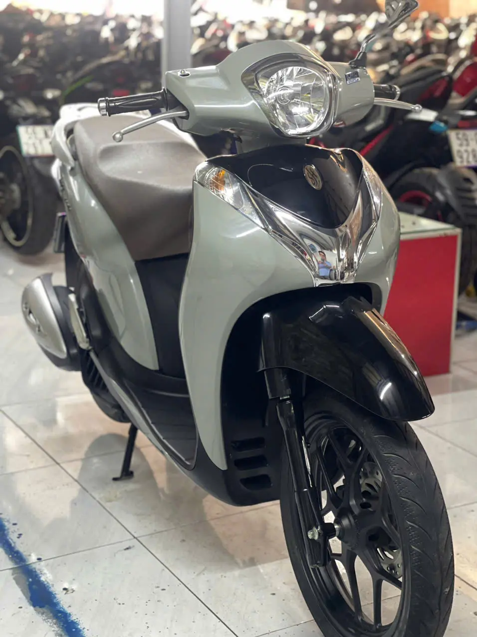 Xe Honda SH Mode 2016 màu trắng thanh lịch trên phố