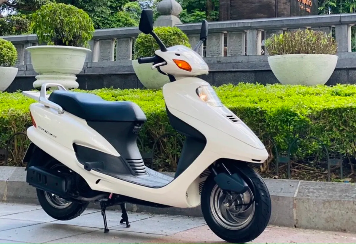 Xe Honda Spacy cũ màu trắng, một huyền thoại về sự bền bỉ