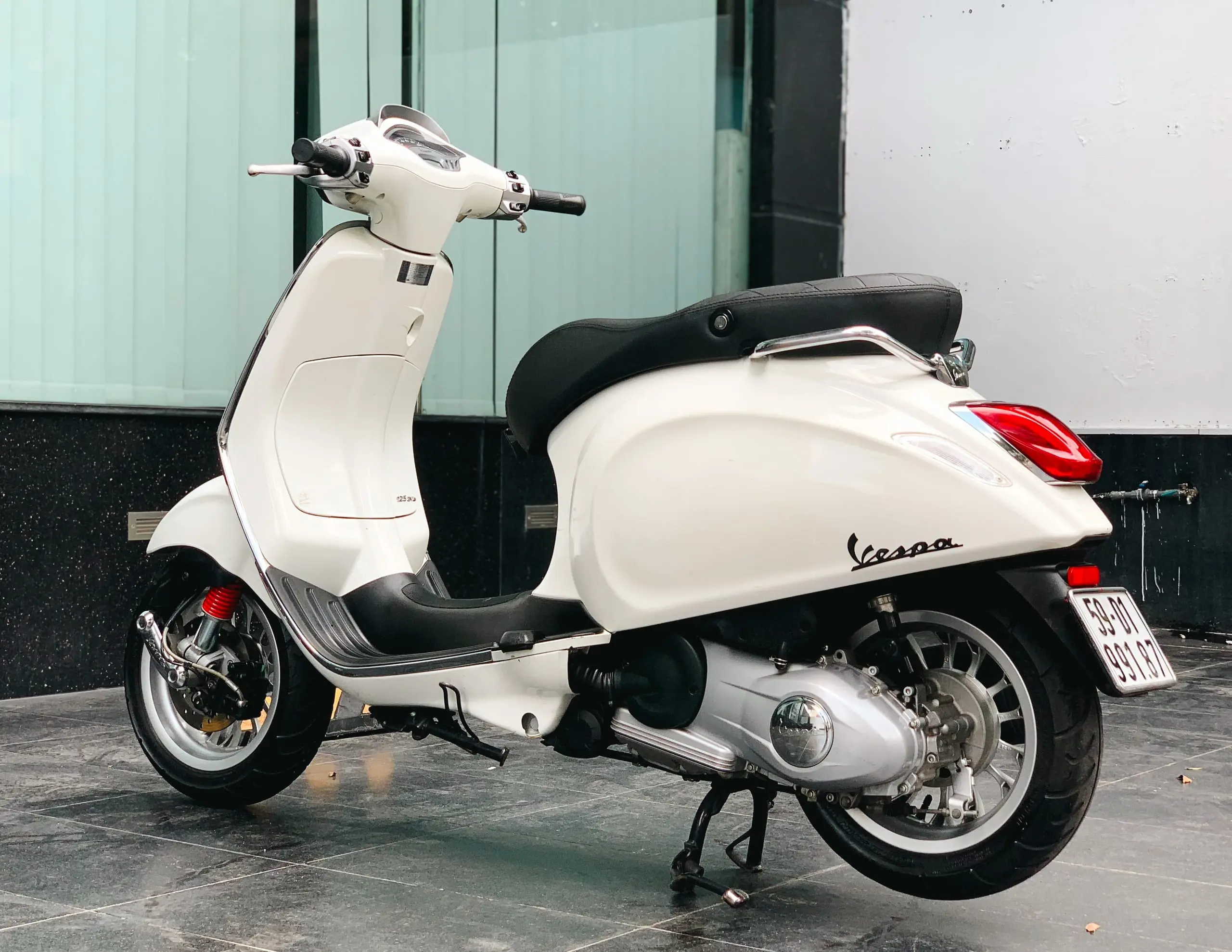 Xe Vespa Sprint 2015 màu trắng thể thao và cá tính