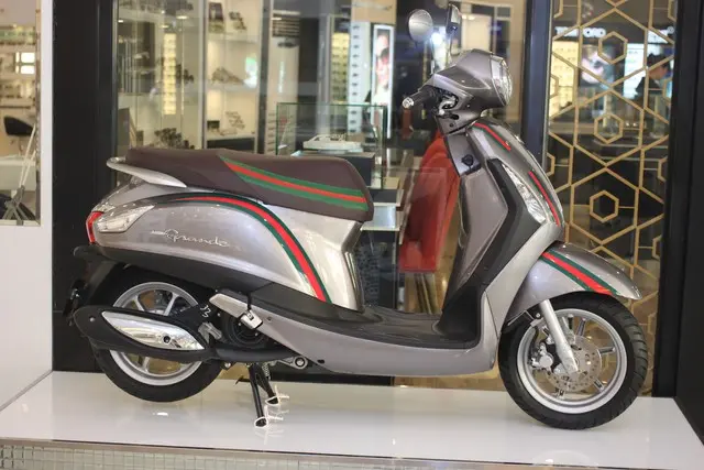 Kiểm tra chi tiết một chiếc Grande 2015 cũ