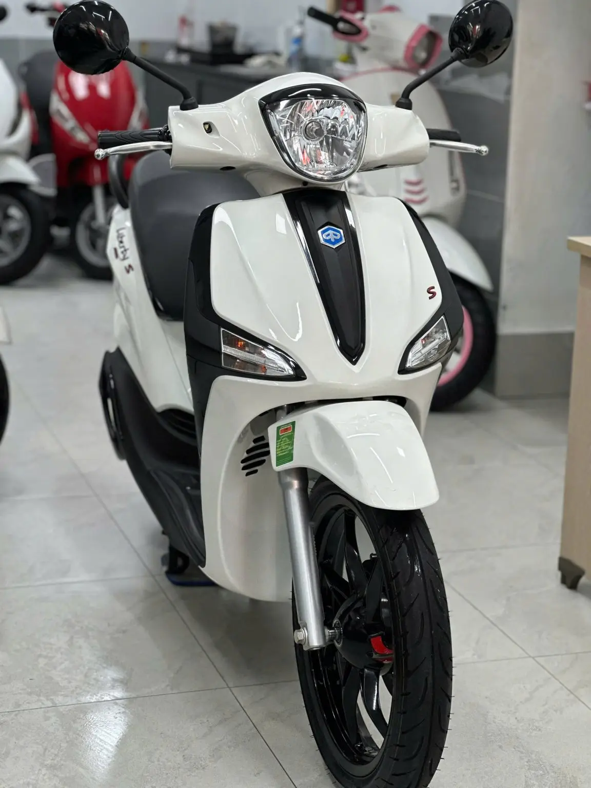 Kiểm tra chi tiết một chiếc Piaggio Liberty 125 2015 cũ