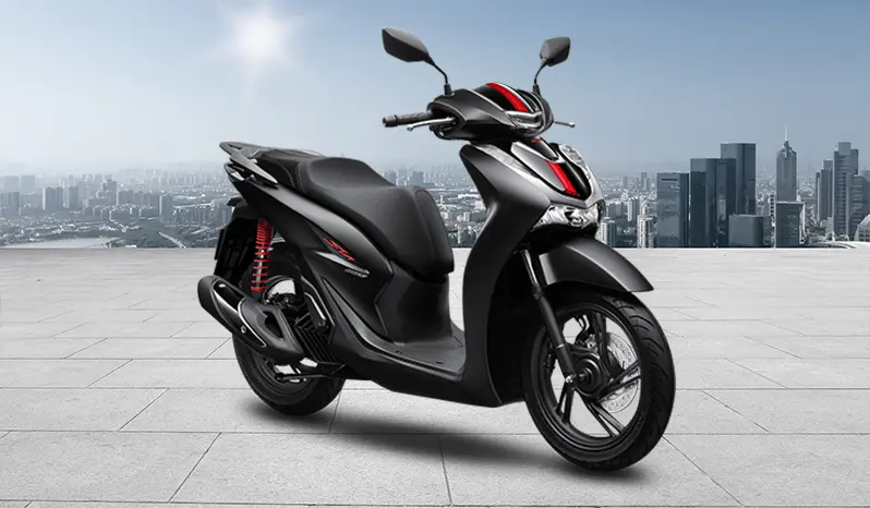 Một người đang kiểm tra chi tiết động cơ của xe SH 125 2023 cũ