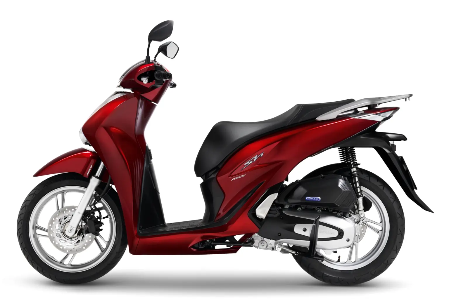Một người đang kiểm tra chi tiết động cơ của xe SH 125i 2022 cũ