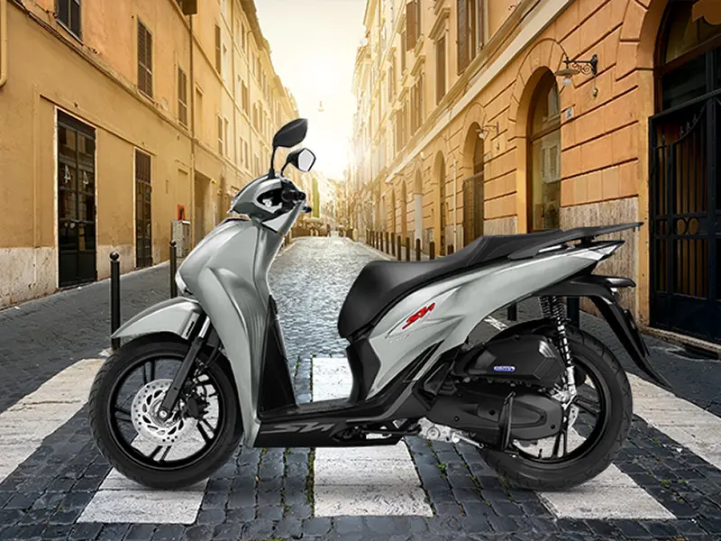 Một người đang kiểm tra chi tiết động cơ của xe SH 160i 2023 cũ