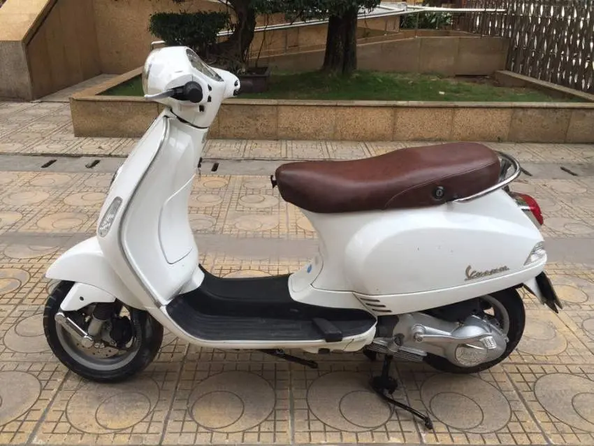 Kiểm tra chi tiết một chiếc Vespa 2011 cũ