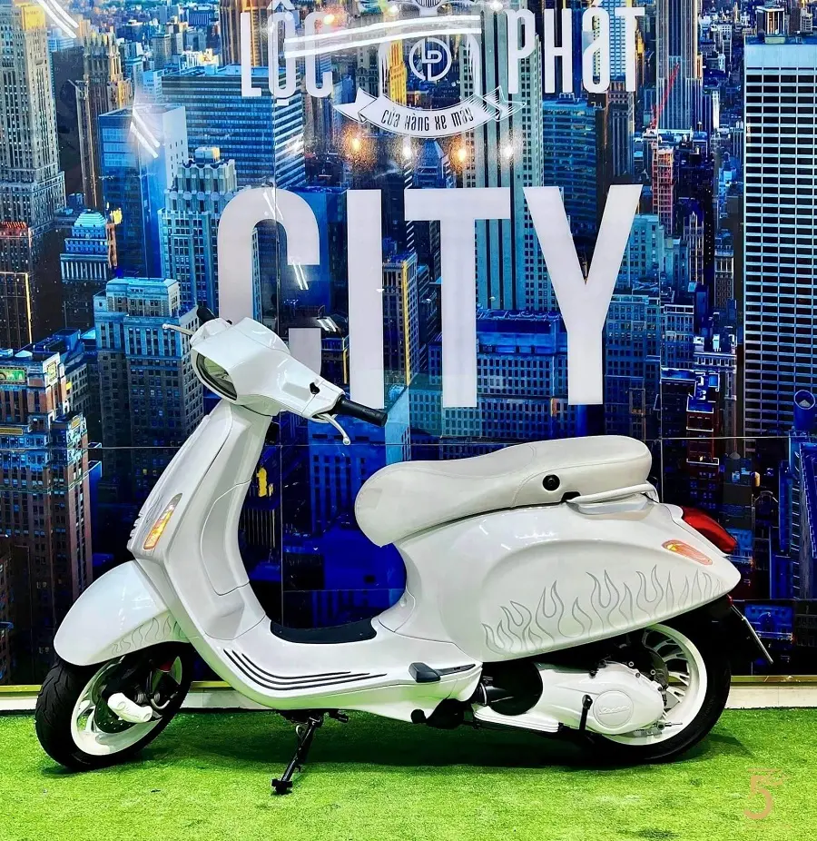 Kiểm tra chi tiết một chiếc Vespa 2019 cũ