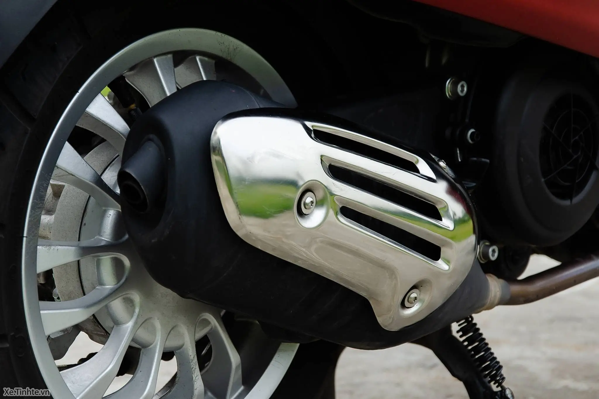 Kiểm tra chi tiết một chiếc Vespa 2020 cũ