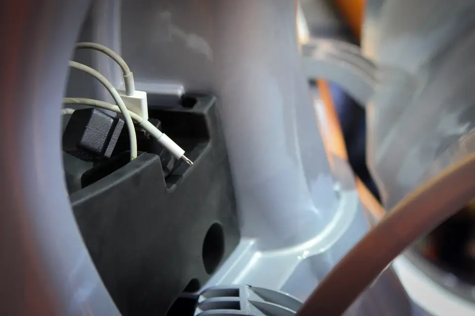 Kiểm tra chi tiết một chiếc Vespa Primavera 2016 cũ