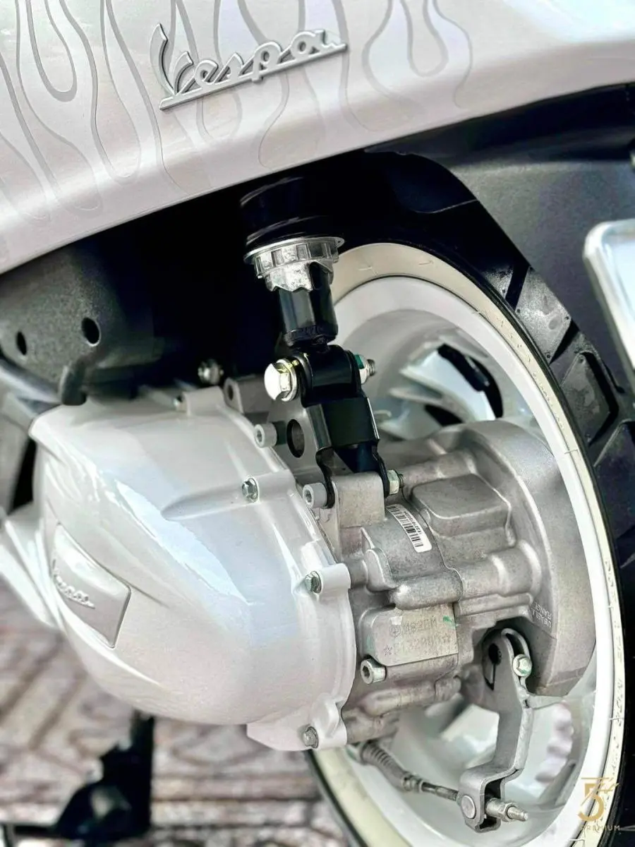 Một người thợ đang kiểm tra chi tiết một chiếc Vespa Primavera cũ