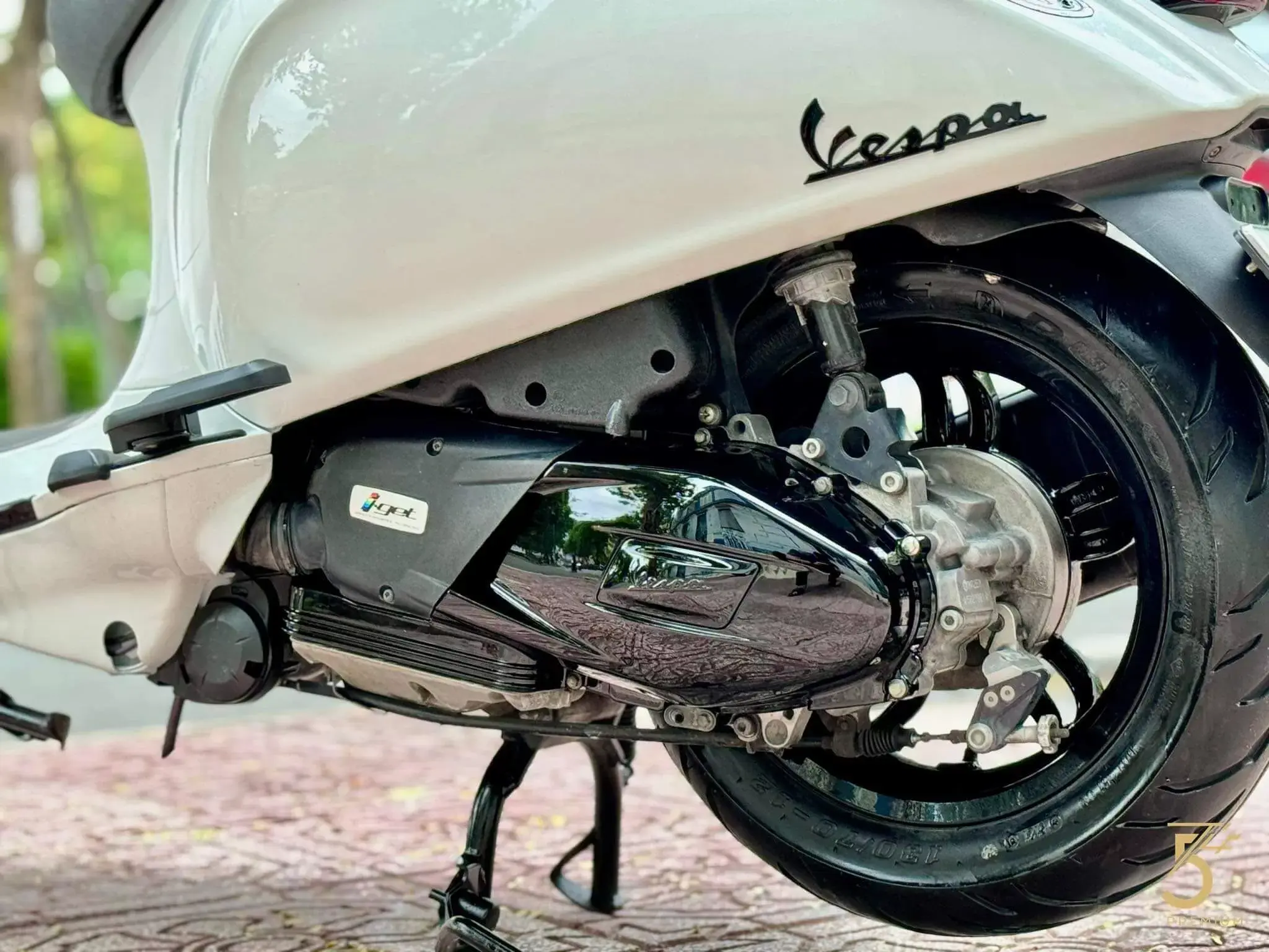 Kiểm tra chi tiết một chiếc Vespa Sprint 2018 cũ