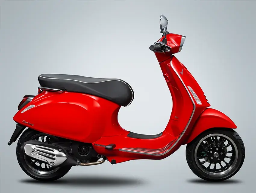 Kiểm tra chi tiết một chiếc Vespa Sprint 2019 cũ