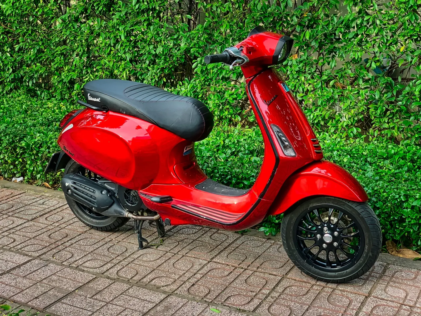 Kiểm tra chi tiết một chiếc Vespa Sprint đỏ cũ
