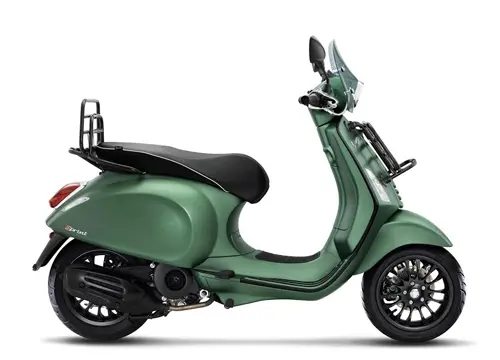 Kiểm tra chi tiết một chiếc Vespa Sprint xanh rêu cũ