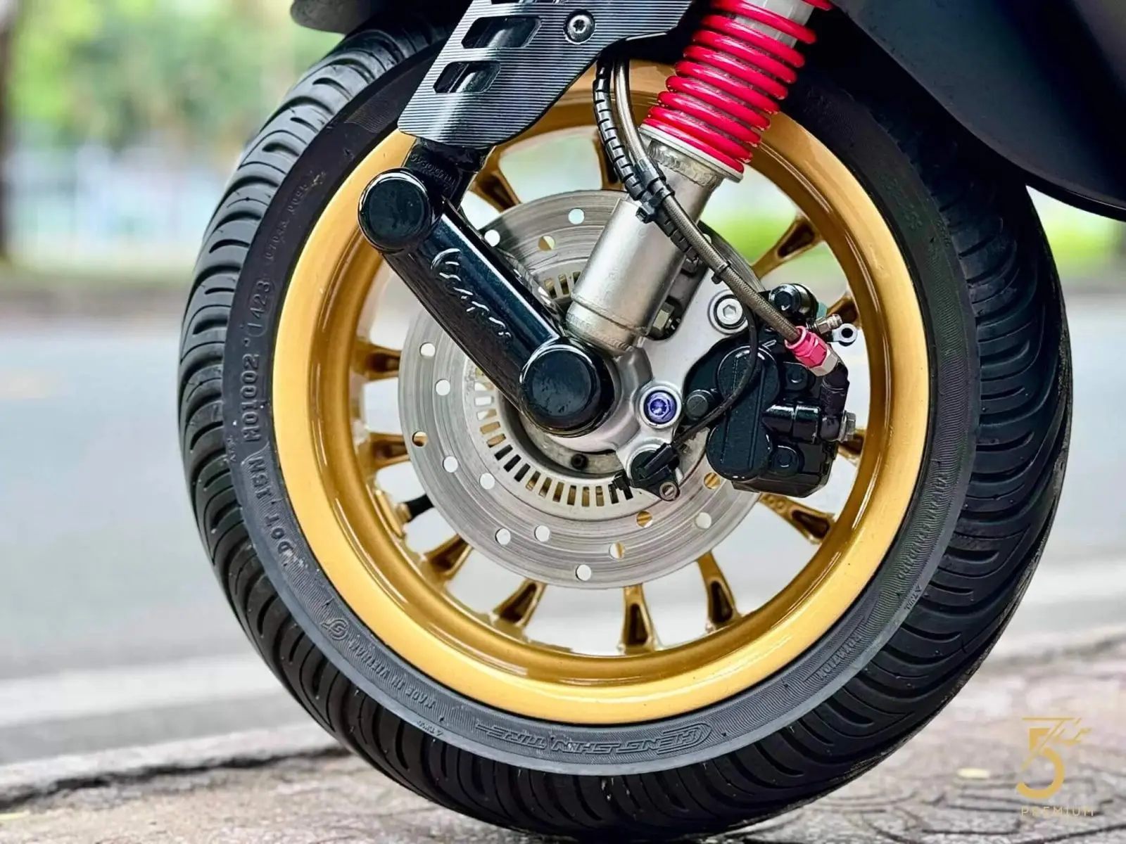 Kiểm tra một chiếc xe Vespa Việt Nam cũ