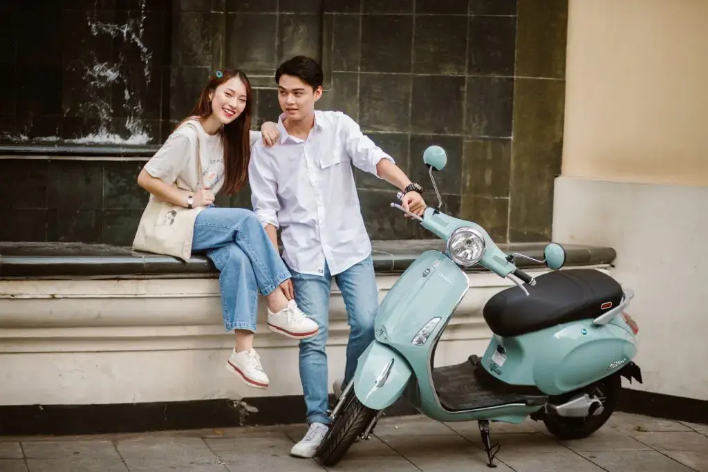 Kiểm tra chi tiết một chiếc xe máy 50cc cũ tại Hà Nội