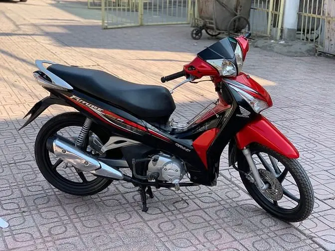 Kiểm tra chi tiết một chiếc xe máy cũ tại Hà Nội