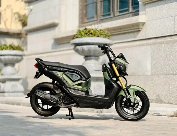 Kiểm tra chi tiết một chiếc xe máy Zoomer cũ