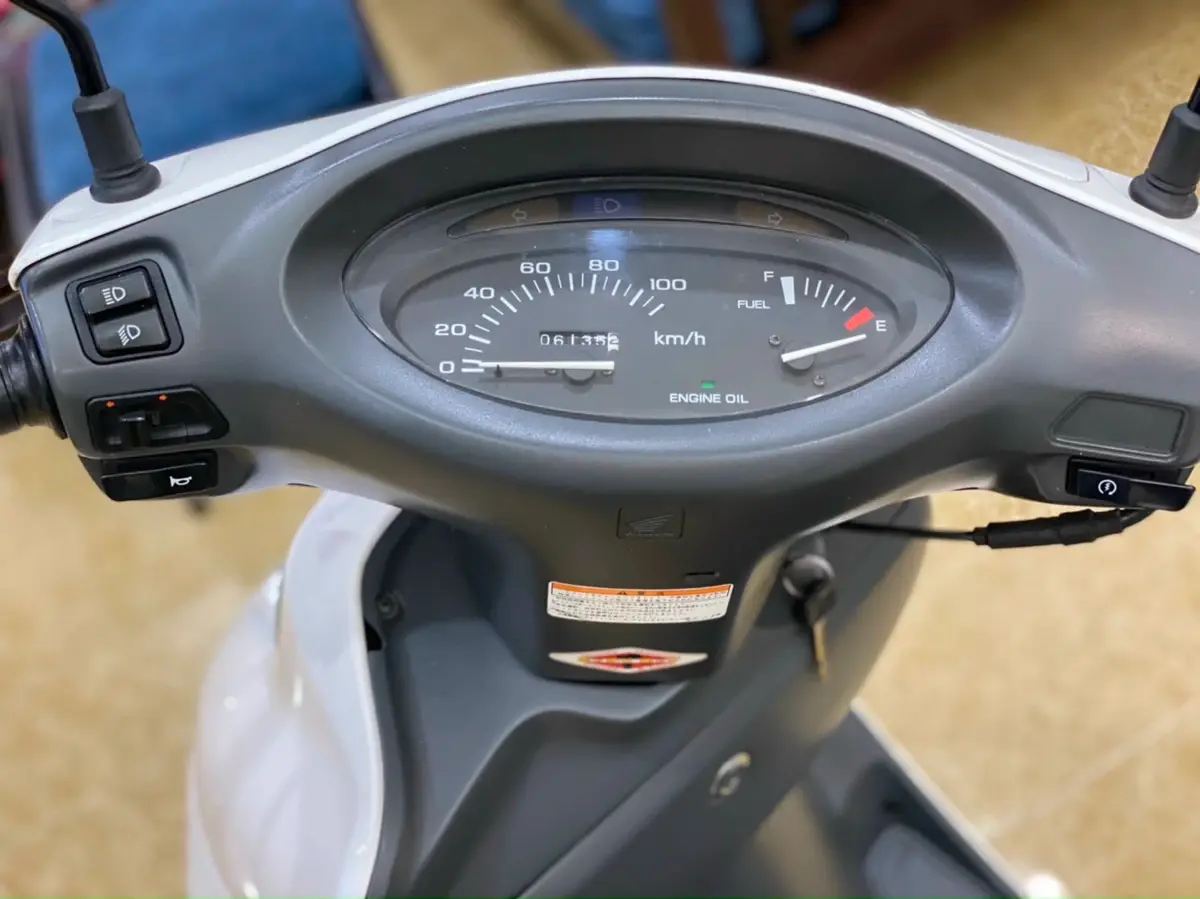 Kiểm tra chi tiết một chiếc xe Spacy cũ