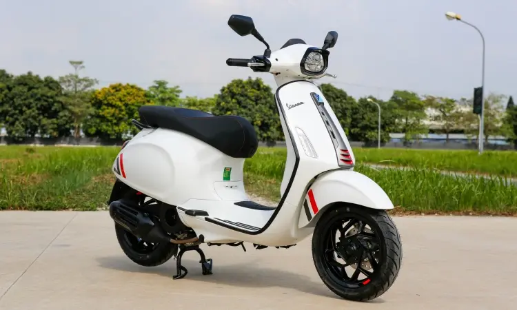 Kiểm tra chi tiết một chiếc xe Vespa 2021 cũ