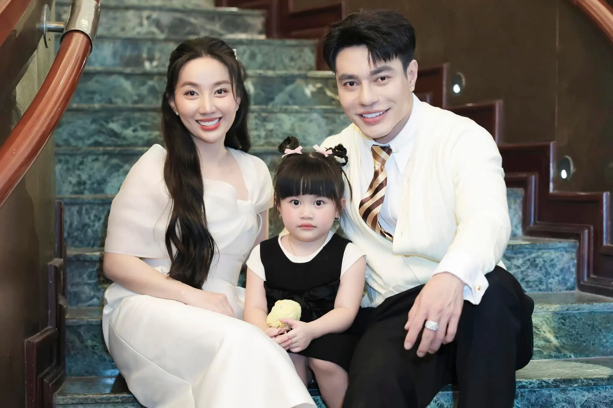 Lê Dương Bảo Lâm và vợ Quỳnh Quỳnh cùng các con