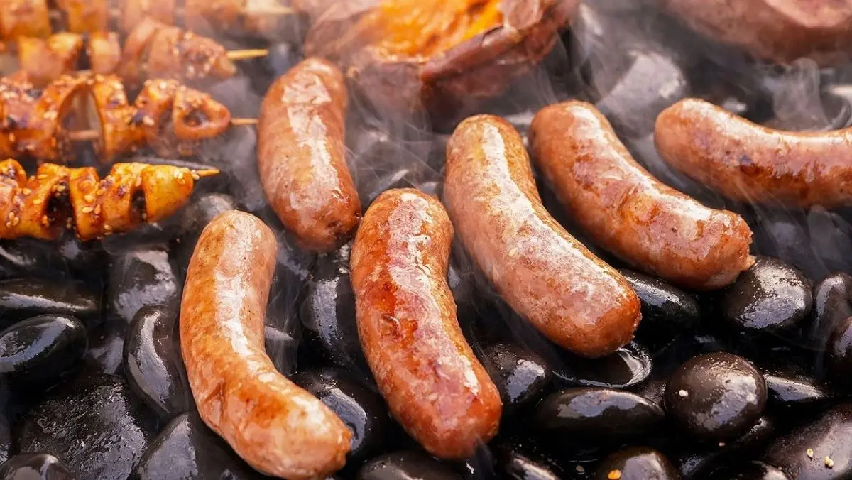 Các nguyên liệu để làm món lạp xưởng nướng đá