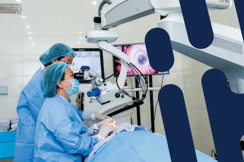 Một ca phẫu thuật mắt bằng công nghệ laser hiện đại