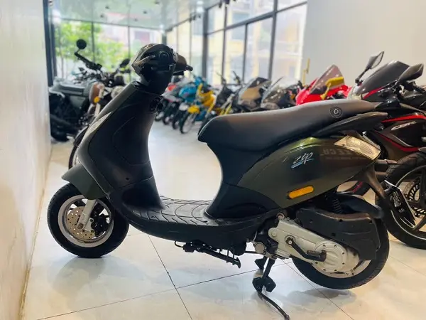 Một chiếc xe Zip cũ Hà Nội màu vàng nổi bật trên phố