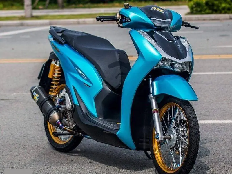 Một chiếc xe Honda SH 125 được độ với nhiều đồ chơi hàng hiệu