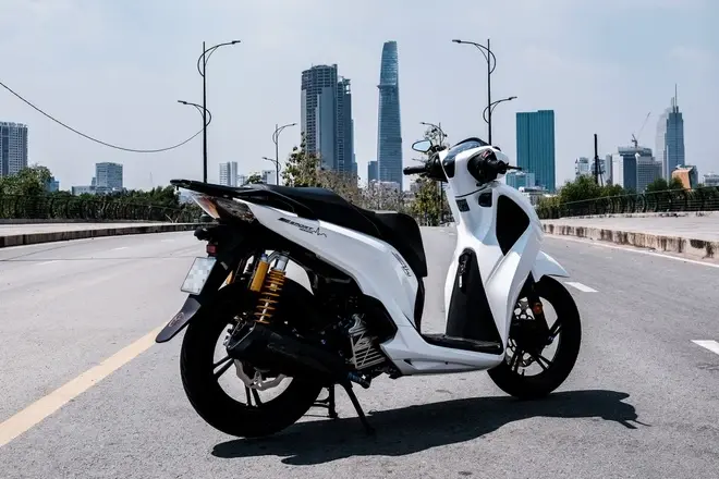 Một chiếc xe Honda SH 150 được độ với nhiều đồ chơi hàng hiệu