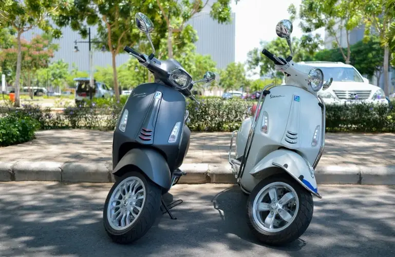 Dàn xe Vespa cũ với nhiều màu sắc và phong cách đa dạng