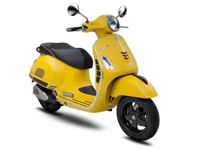 Một chiếc xe Vespa GTS 150 cũ màu xám trên đường trường